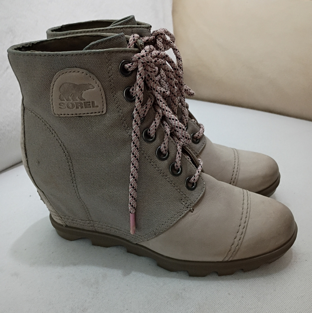 NWT.Sorel Taupe Lace-Up Wedge Boots